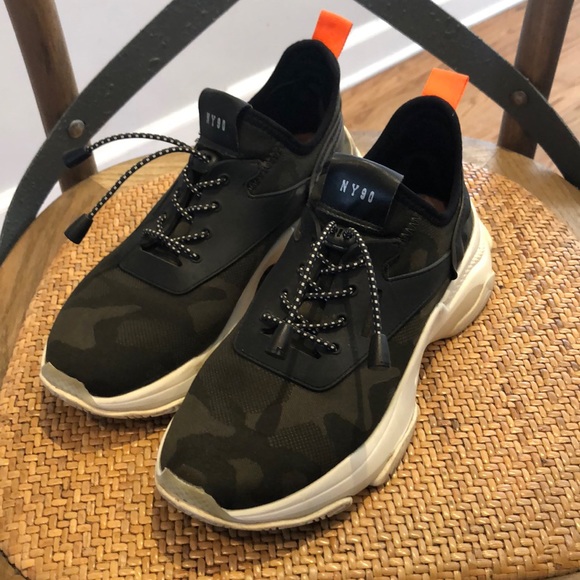 steve madden ny90 tennis shoes